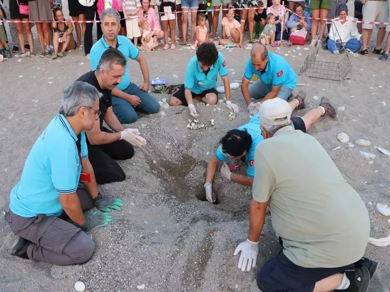 Çıralı'daki çeyrek asırlık gönüllü deniz kaplumbağası koruyucularına plaket